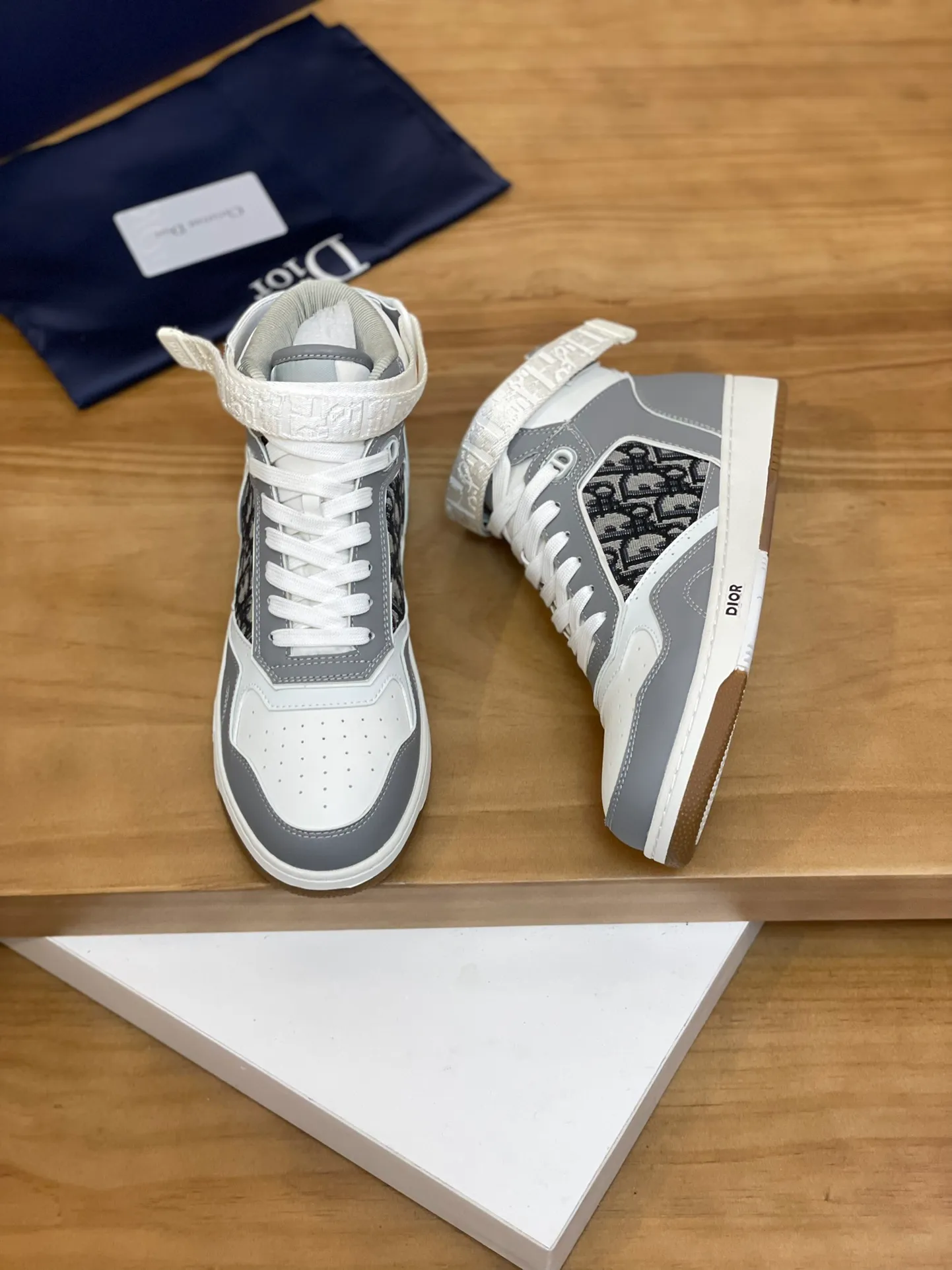 Men's shoes: 💰P460¥ Product trademark: Dior* "Dior*" high-top casual shoes Regular size: 38-44 (can be customized to 45.46) Product materials: Upper imported cowhide stitched with original fabric, breathable lining, original outsole. Number: 1006